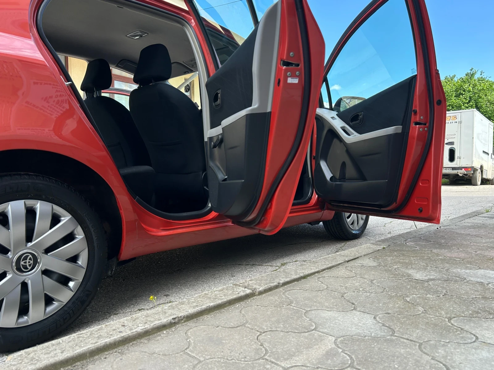 Toyota Yaris 1.3VVT-i КЛИМАТИК, снимка 13 - Автомобили и джипове - 54515781