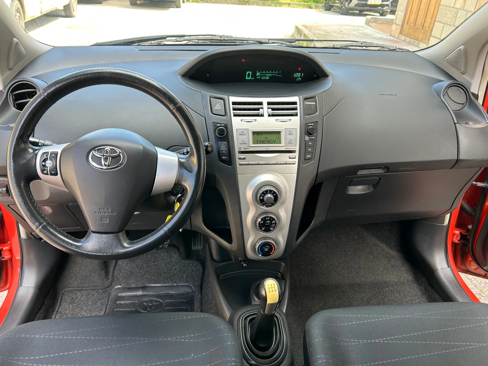 Toyota Yaris 1.3VVT-i КЛИМАТИК, снимка 9 - Автомобили и джипове - 54515781
