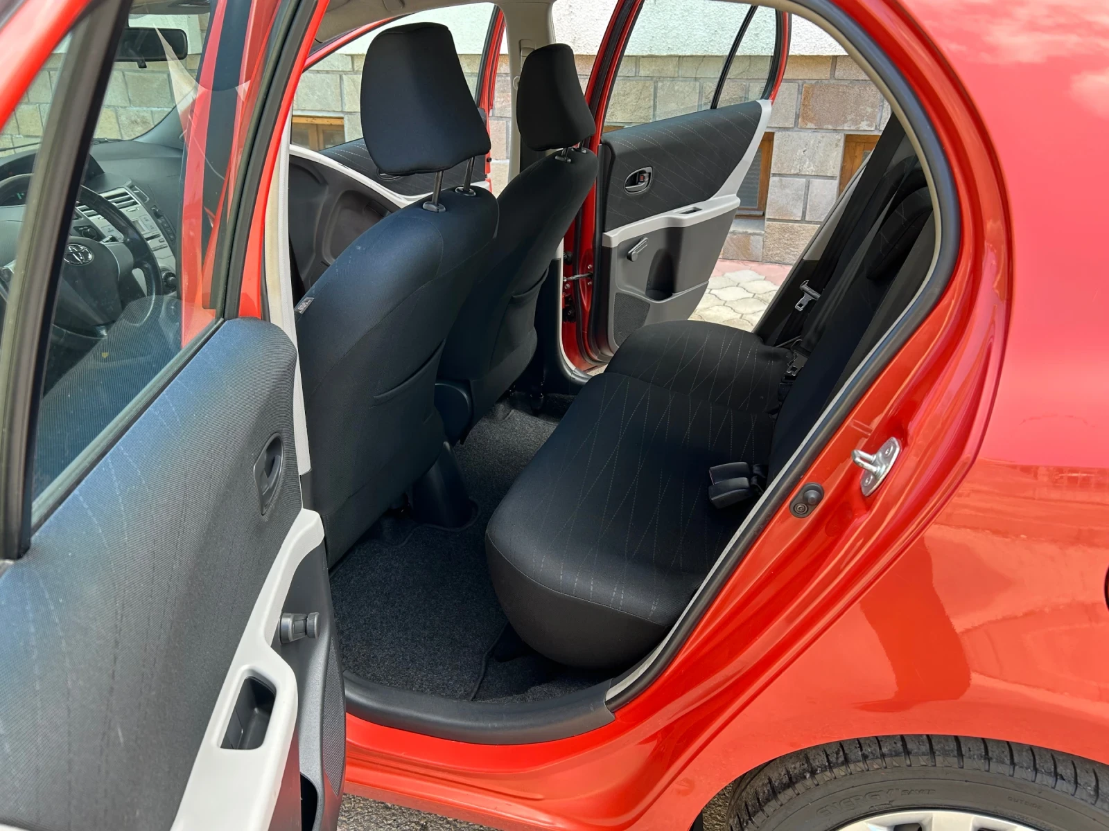 Toyota Yaris 1.3VVT-i КЛИМАТИК, снимка 11 - Автомобили и джипове - 54515781