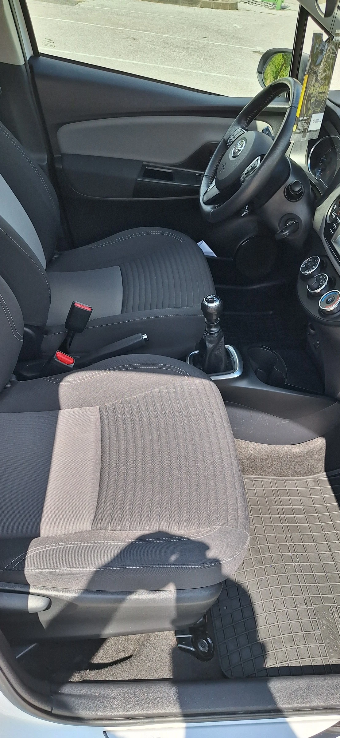 Toyota Yaris 1.5 VVT-I, снимка 12 - Автомобили и джипове - 55416742