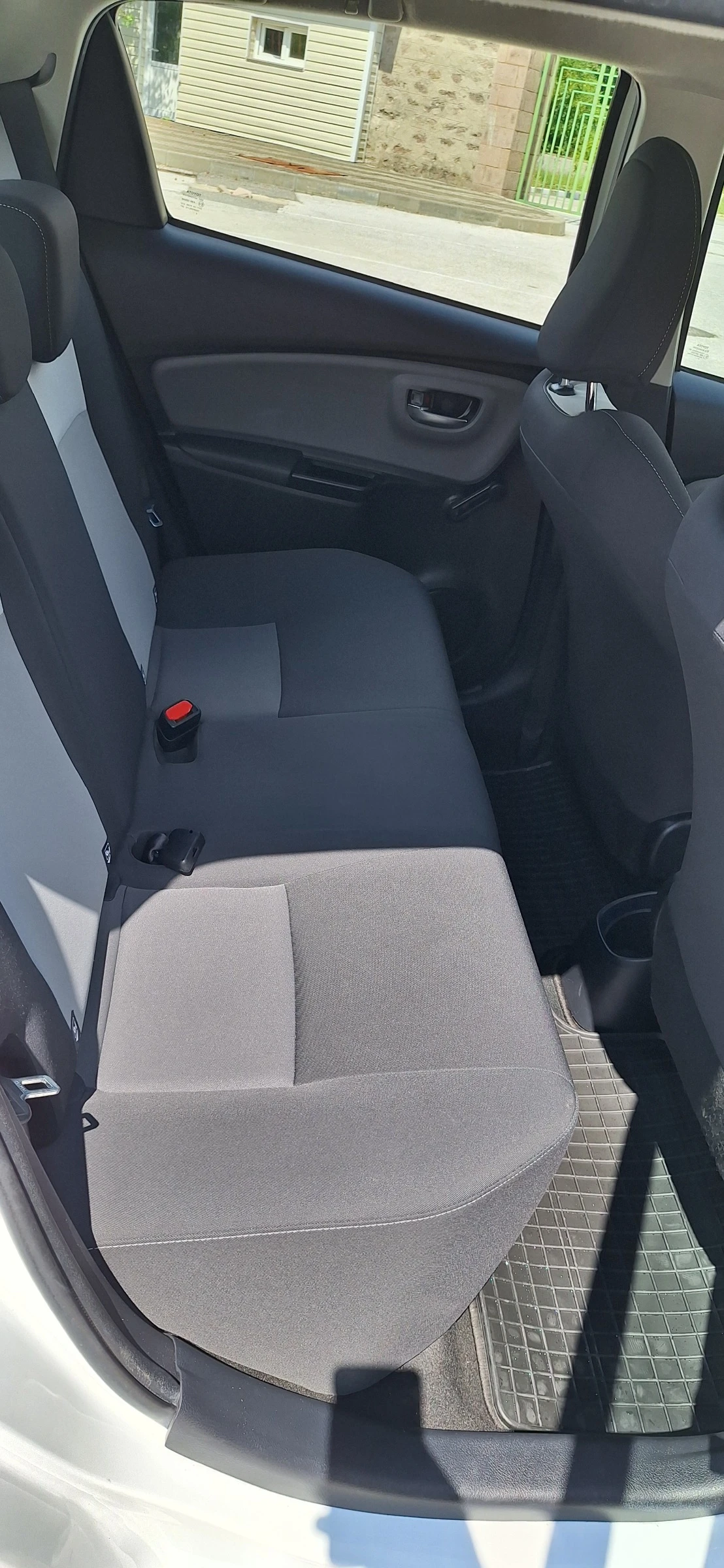 Toyota Yaris 1.5 VVT-I, снимка 13 - Автомобили и джипове - 55416742