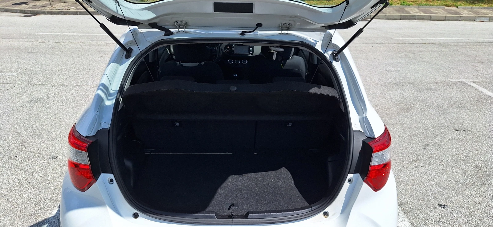 Toyota Yaris 1.5 VVT-I, снимка 15 - Автомобили и джипове - 55416742