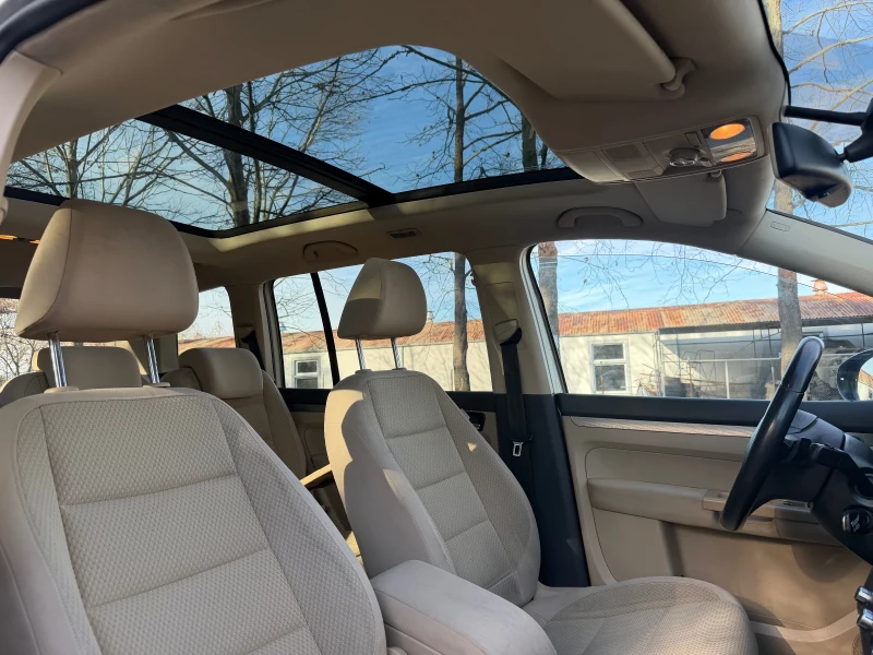 VW Touran 2.0TDi* DSG* Панорама* Парктроници* Подгрев* Нави*, снимка 9 - Автомобили и джипове - 52828921