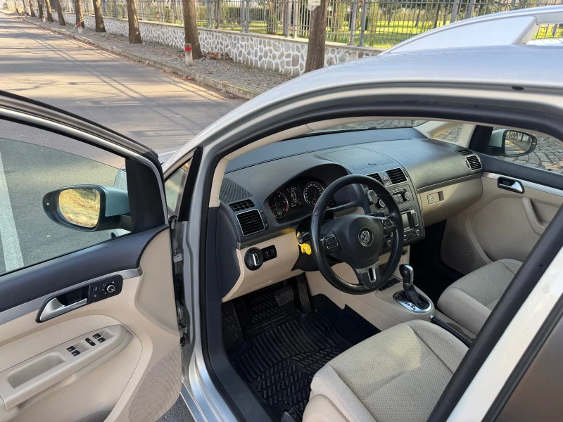 VW Touran 2.0TDi* DSG* Панорама* Парктроници* Подгрев* Нави*, снимка 7 - Автомобили и джипове - 52828921