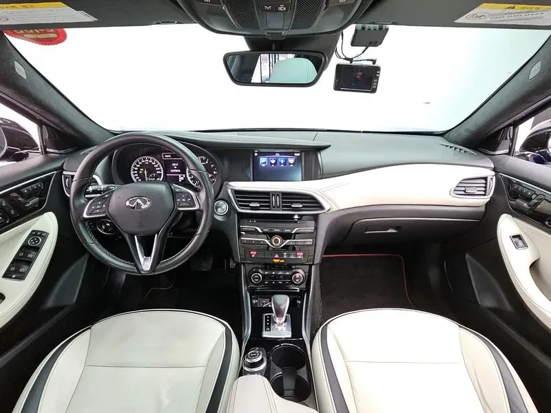 Infiniti Q30 2.0 Бензин, снимка 3 - Автомобили и джипове - 55433900