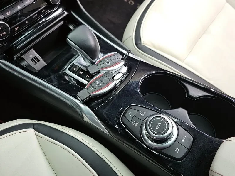 Infiniti Q30 2.0 Бензин, снимка 8 - Автомобили и джипове - 55433900