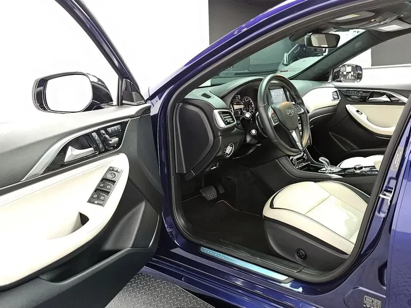 Infiniti Q30 2.0 Бензин, снимка 9 - Автомобили и джипове - 55433900