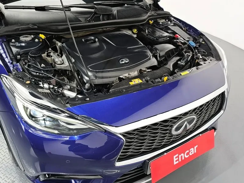 Infiniti Q30 2.0 Бензин, снимка 13 - Автомобили и джипове - 55433900