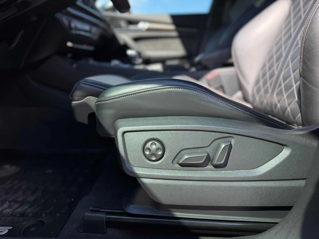 Audi SQ5 Technik /DIS/360/B&O/HUD/FULL !!!, снимка 13 - Автомобили и джипове - 54346178