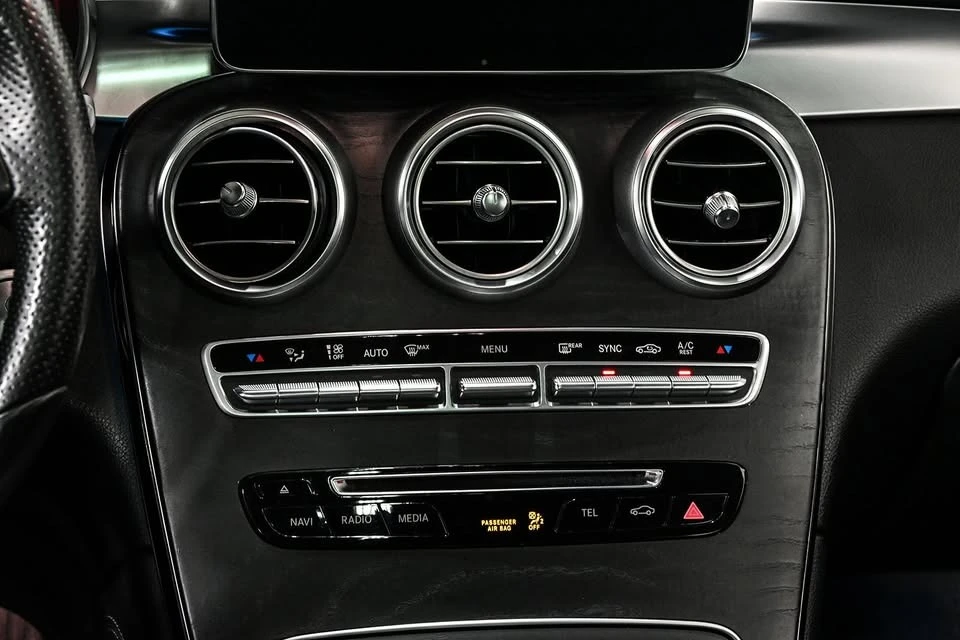 Mercedes-Benz GLC 300 * 4 MATIC * CARFAX * PANO * NAVI , снимка 15 - Автомобили и джипове - 55465332