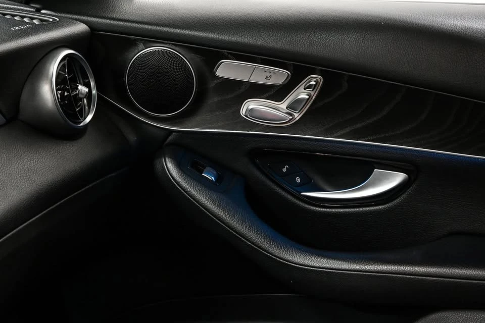 Mercedes-Benz GLC 300 * 4 MATIC * CARFAX * PANO * NAVI , снимка 13 - Автомобили и джипове - 55465332