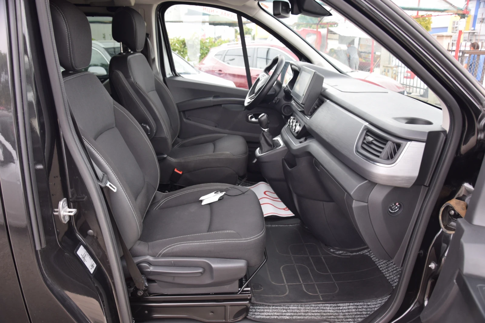 Renault Trafic 2.0DCI SPACE CLASS Automatic 8 места , снимка 13 - Бусове и автобуси - 55655884