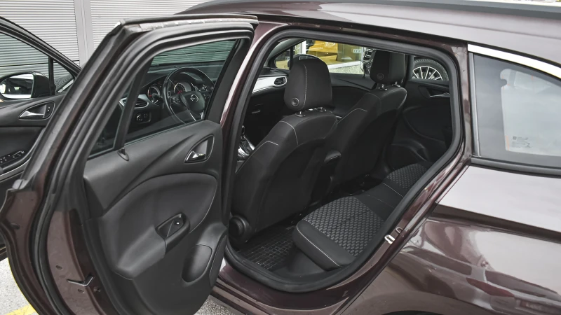 Opel Astra Sports Tourer 1.6 CDTi Bussines Premium Automatic, снимка 9 - Автомобили и джипове - 52076594