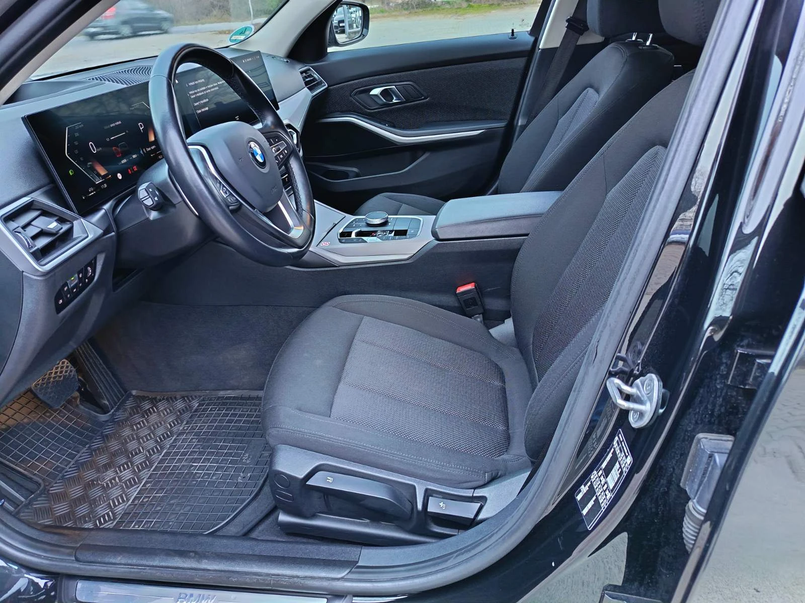 BMW 318 i* ГАРАНЦИОНЕН HEAD UP FULL LED* , снимка 10 - Автомобили и джипове - 53912809