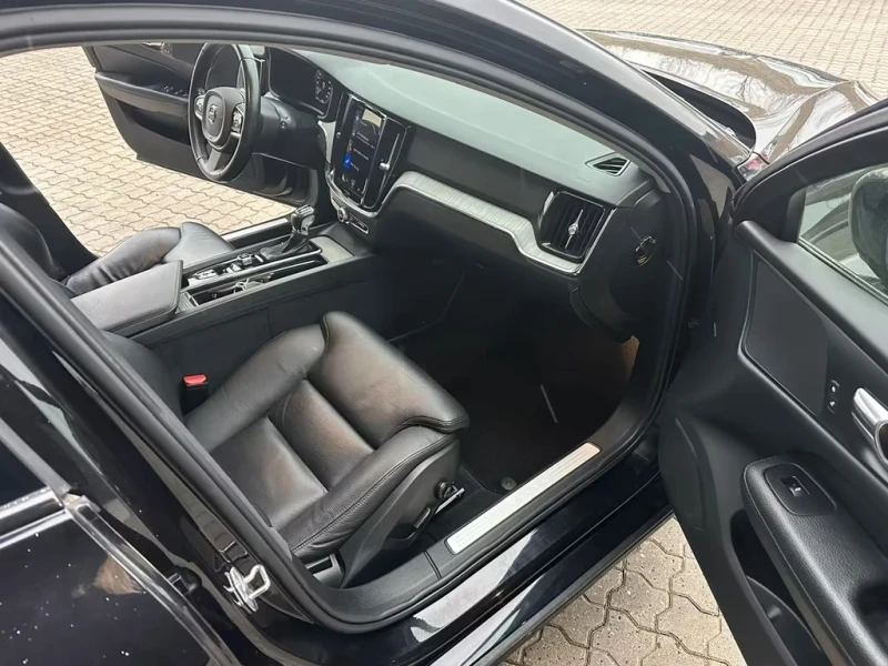 Volvo V60 2.0d 190ps R Design Aut. DK, снимка 11 - Автомобили и джипове - 53204633
