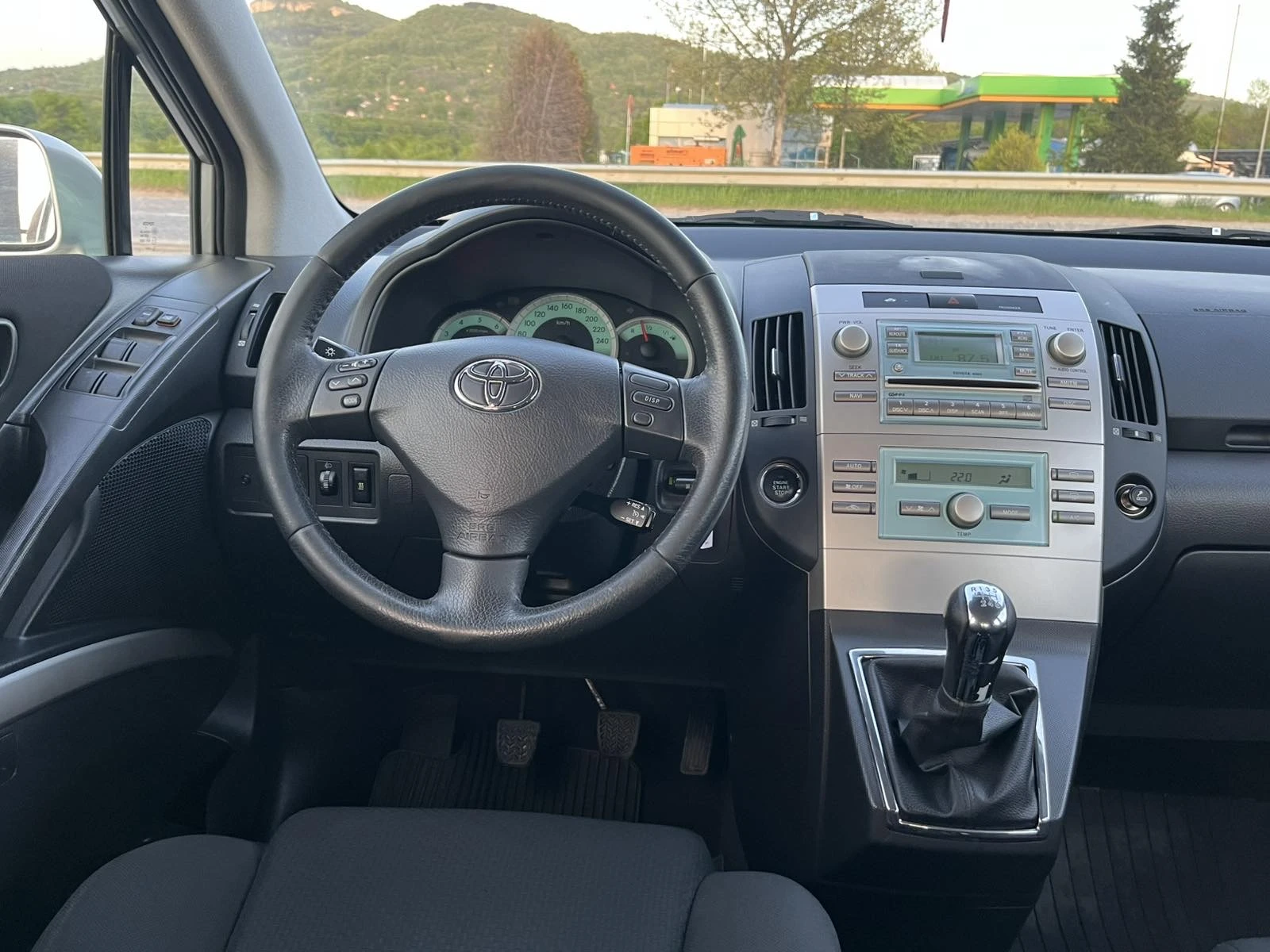 Toyota Corolla verso 2.2 D4D 136к 6 СКОРОСТИ КЛИМАТРОНИК АВТОПИЛОТ, снимка 12 - Автомобили и джипове - 53078898
