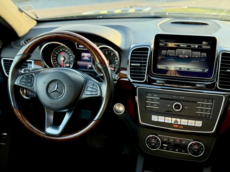 Mercedes-Benz GLE 550 AMG* Keyless* Camera* Massage* 360* H&K, снимка 9 - Автомобили и джипове - 50408679