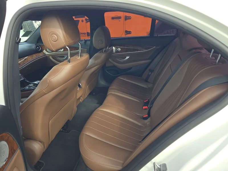 Mercedes-Benz E 300 AMG* PACK* 4MATIC* BURMESTER* ПОДГРЕВ* КАМЕРА* КЕЙ, снимка 13 - Автомобили и джипове - 53457051