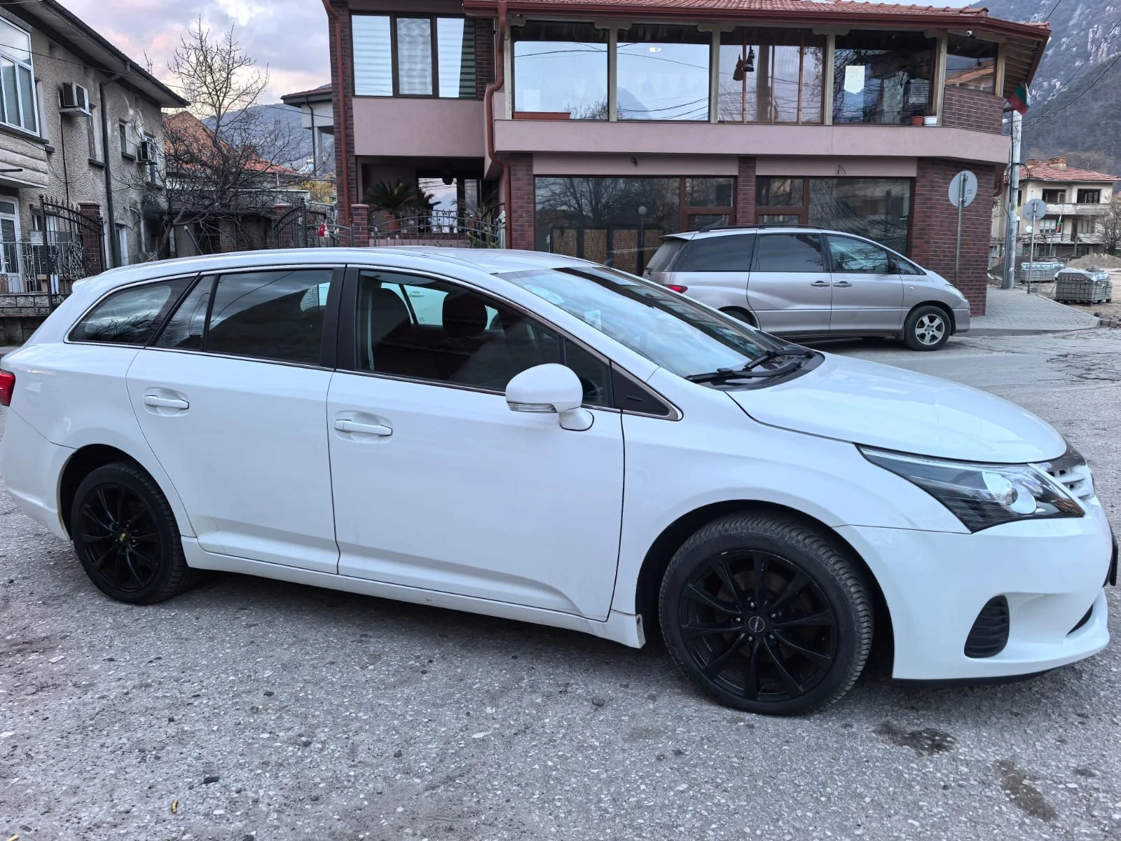 Toyota Avensis 2.0, снимка 5 - Автомобили и джипове - 53849812