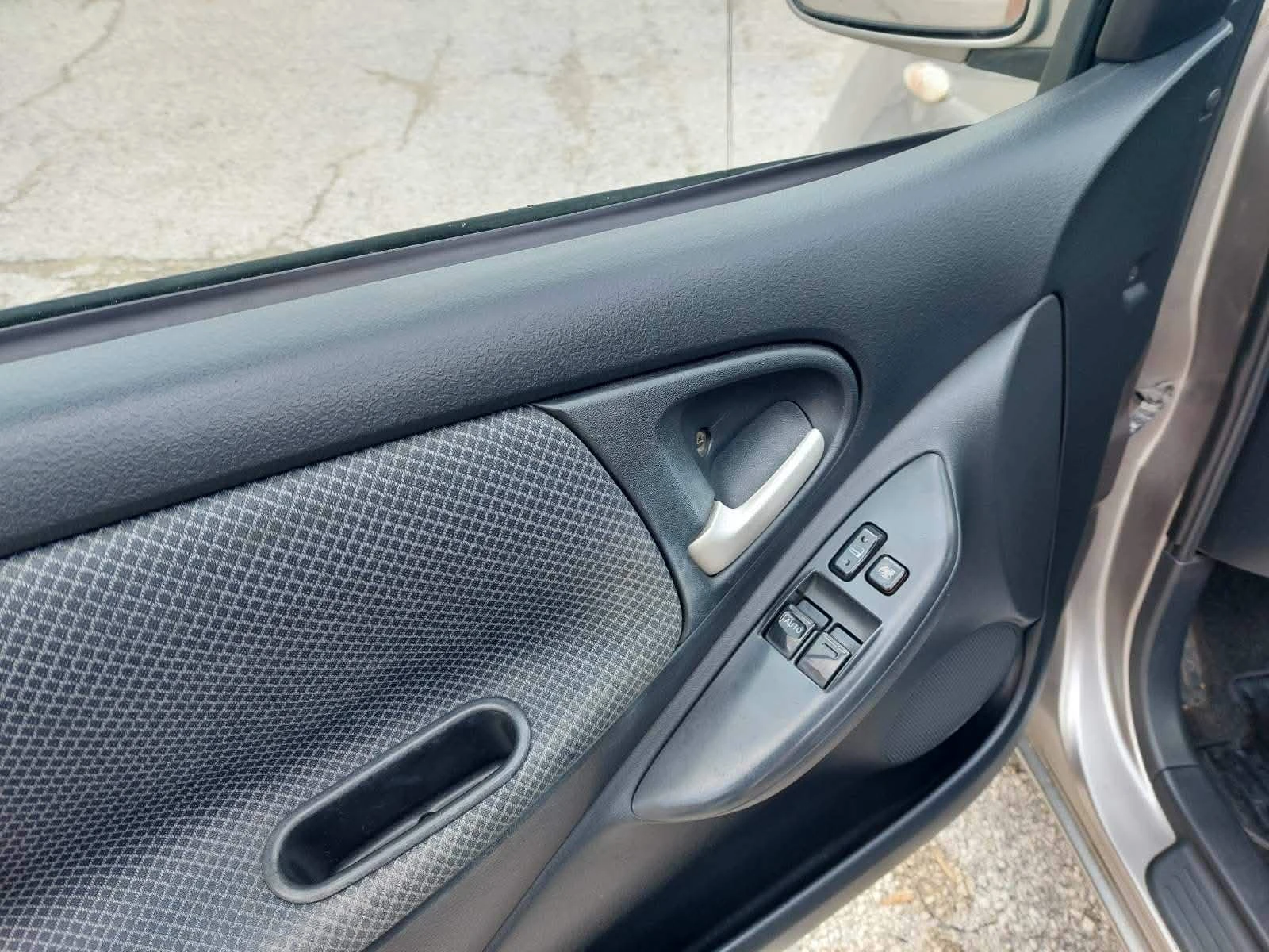 Toyota Yaris 1.4 D, снимка 9 - Автомобили и джипове - 54344047