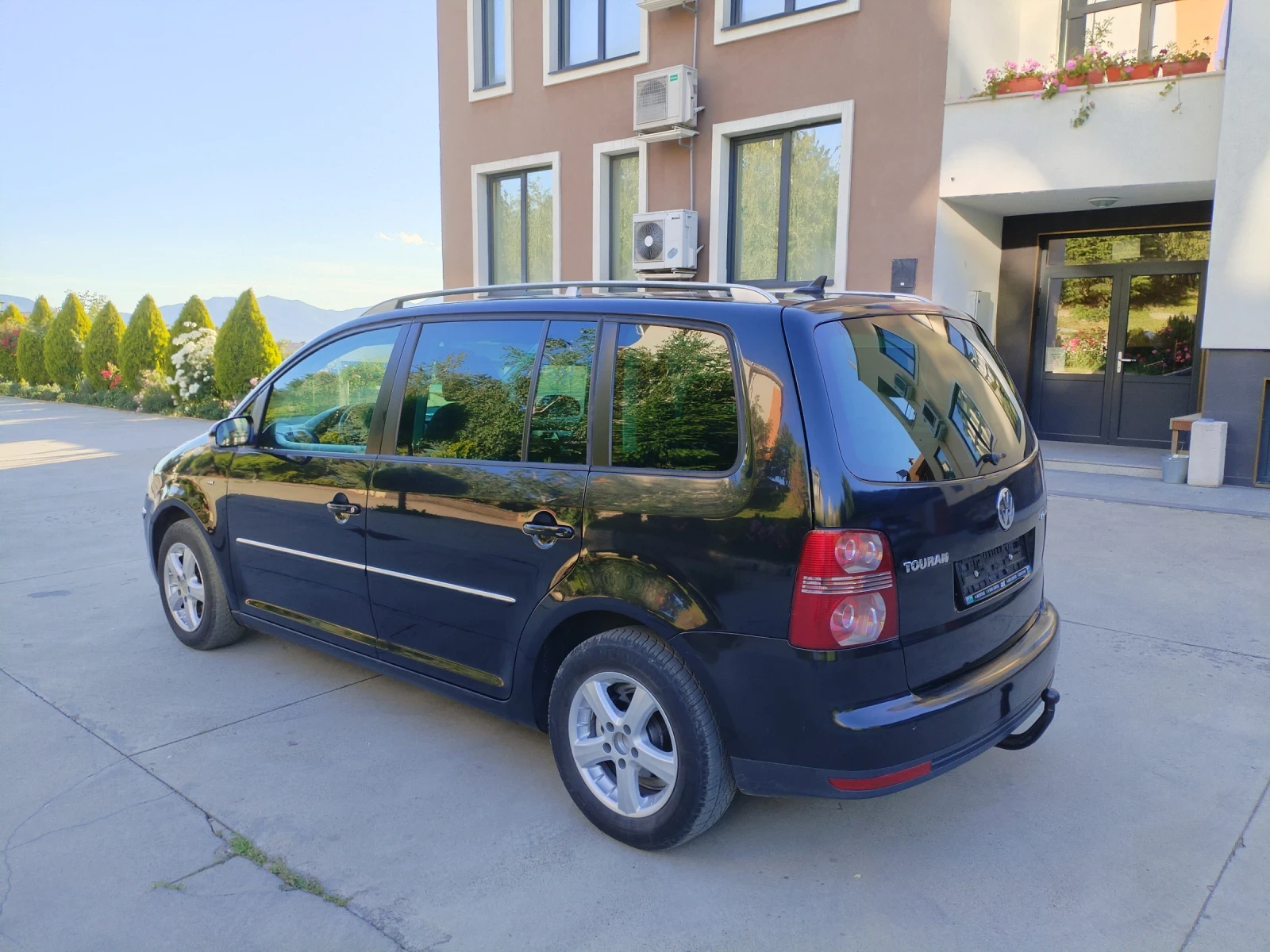 VW Touran 2.0 TDI BMM 6ск 7места Hi-Line Navi, снимка 9 - Автомобили и джипове - 54904845