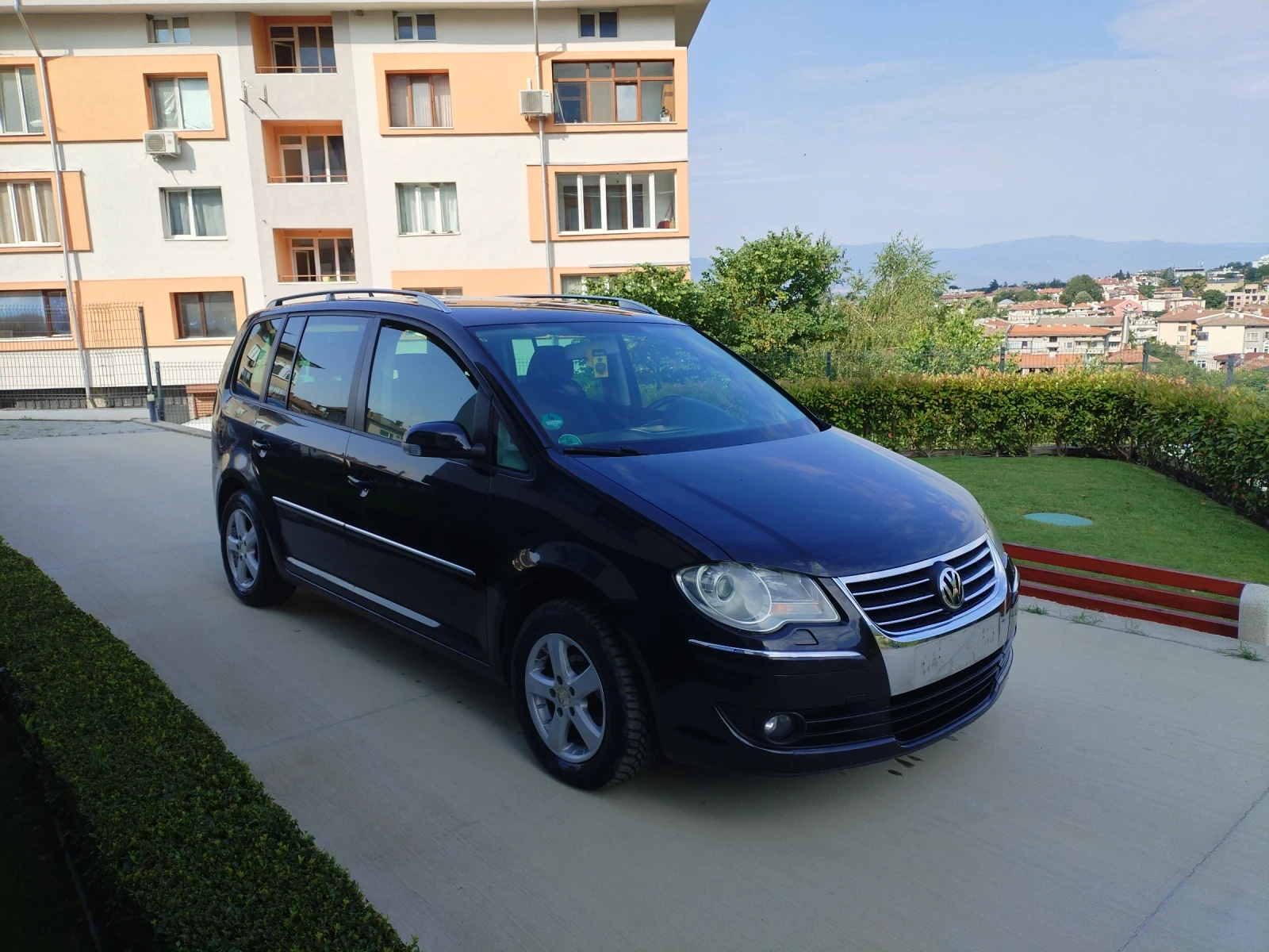 VW Touran 2.0 TDI BMM 6ск 7места Hi-Line Navi, снимка 3 - Автомобили и джипове - 54904845