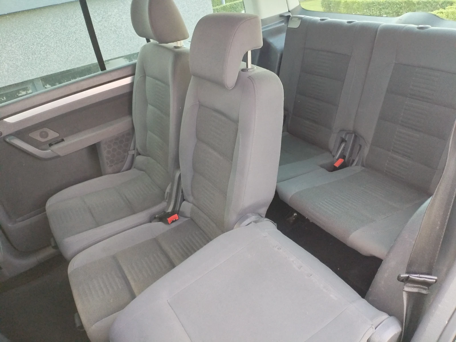 VW Touran 2.0 TDI BMM 6ск 7места Hi-Line Navi, снимка 10 - Автомобили и джипове - 54904845