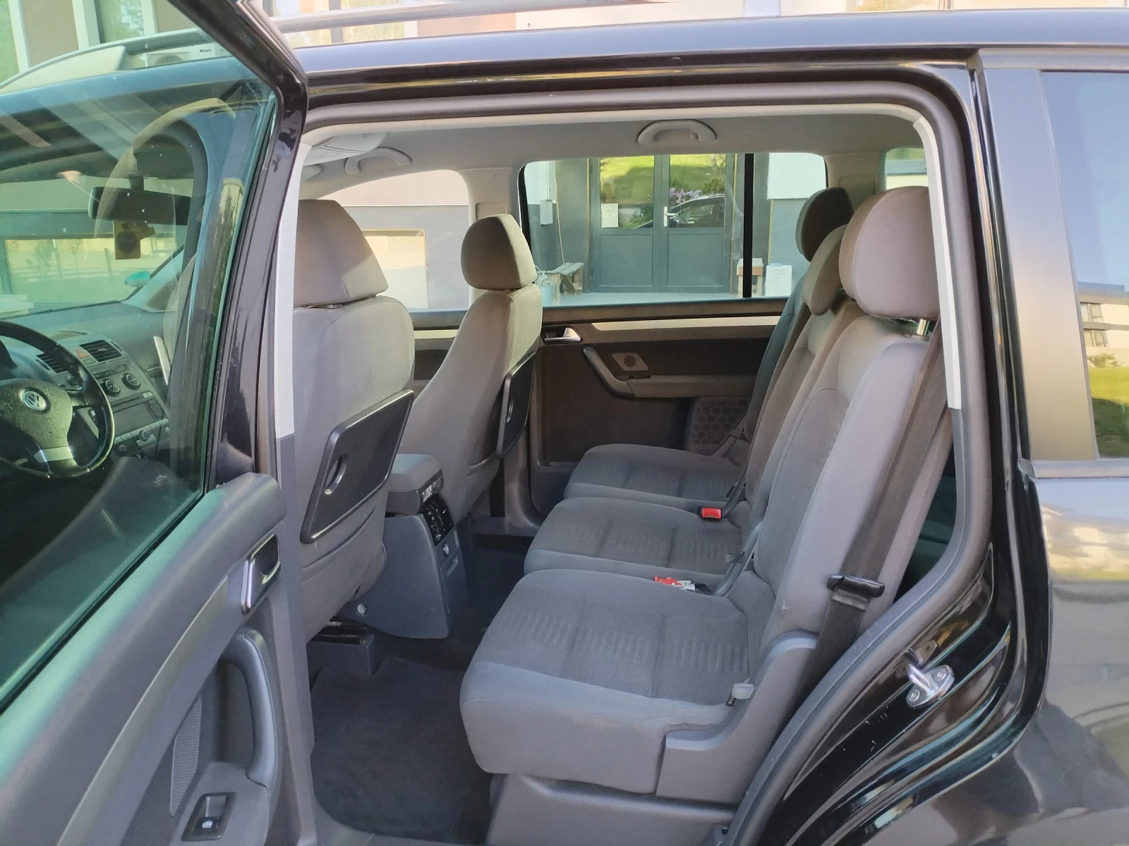VW Touran 2.0 TDI BMM 6ск 7места Hi-Line Navi, снимка 11 - Автомобили и джипове - 54904845