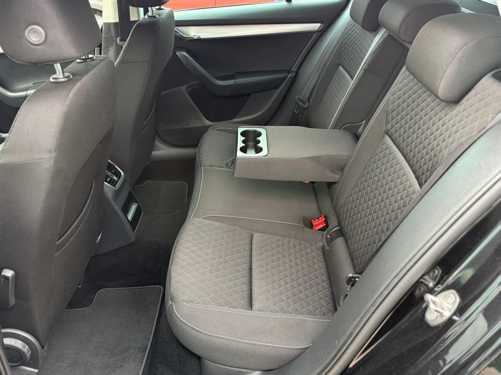 Skoda Octavia SPECIAL EDITION* 1.6TDI110h.p* EURO6* NAVIGATION, снимка 10 - Автомобили и джипове - 56200755