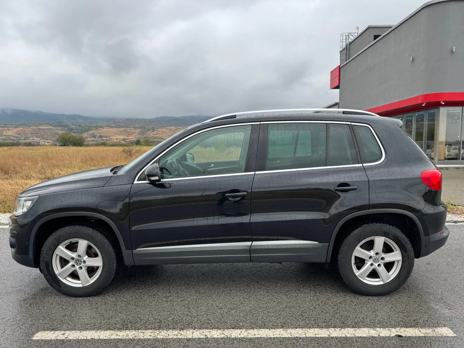 VW Tiguan 2.0 TDI / 4MOTION / LED / HIGHLINE 170 000km !!! | Mobile.bg — изображение 4