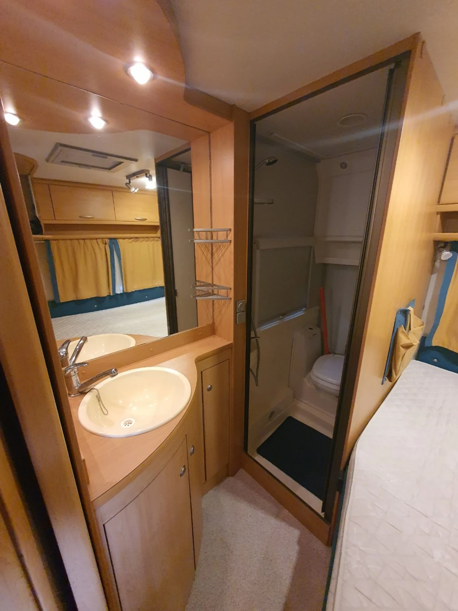Каравана Knaus Sudwind 500, снимка 4 - Каравани и кемпери - 54399040