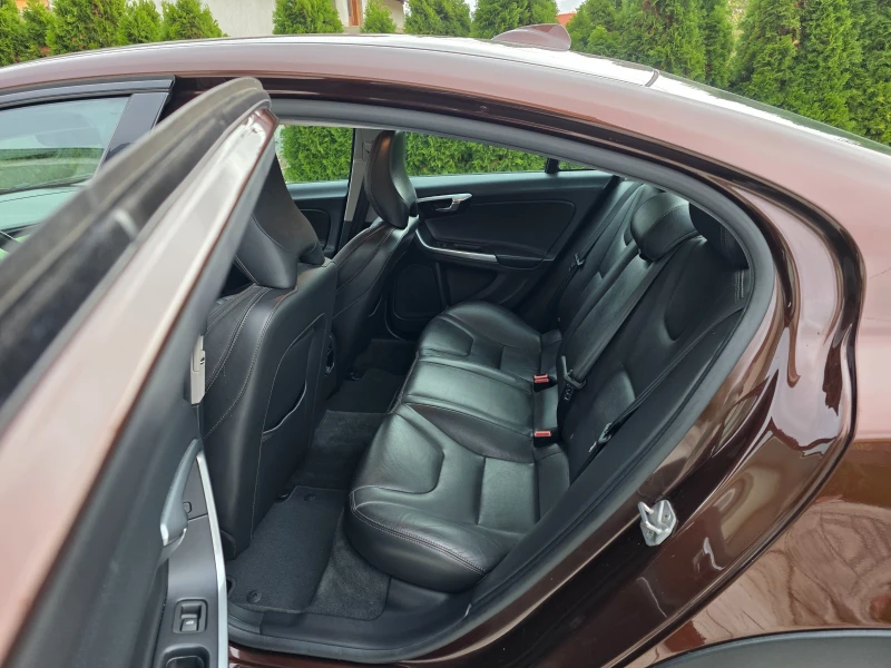 Volvo S60 2.4 D CROSS COUNTRY AWD KATO HOBA, снимка 9 - Автомобили и джипове - 52336380