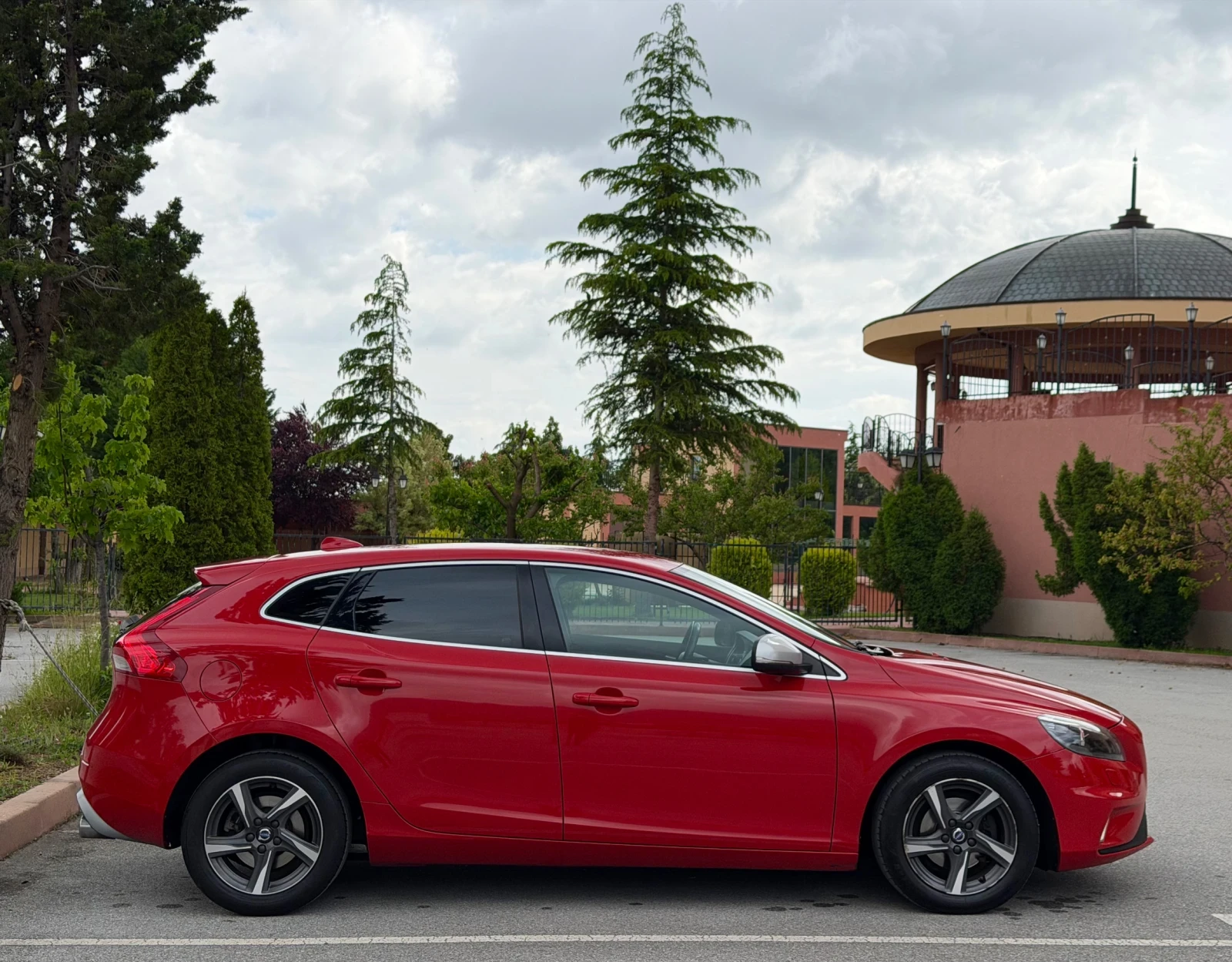 Volvo V40 2.0D D2 R-Design, снимка 6 - Автомобили и джипове - 54644623
