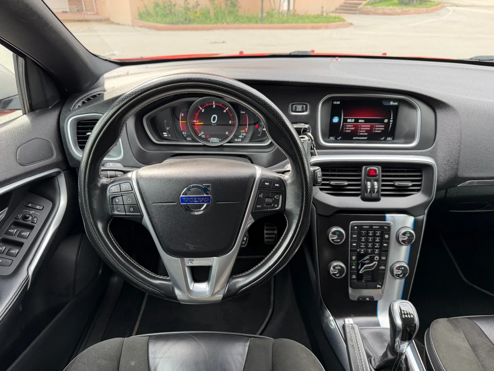 Volvo V40 2.0D D2 R-Design, снимка 8 - Автомобили и джипове - 54644623