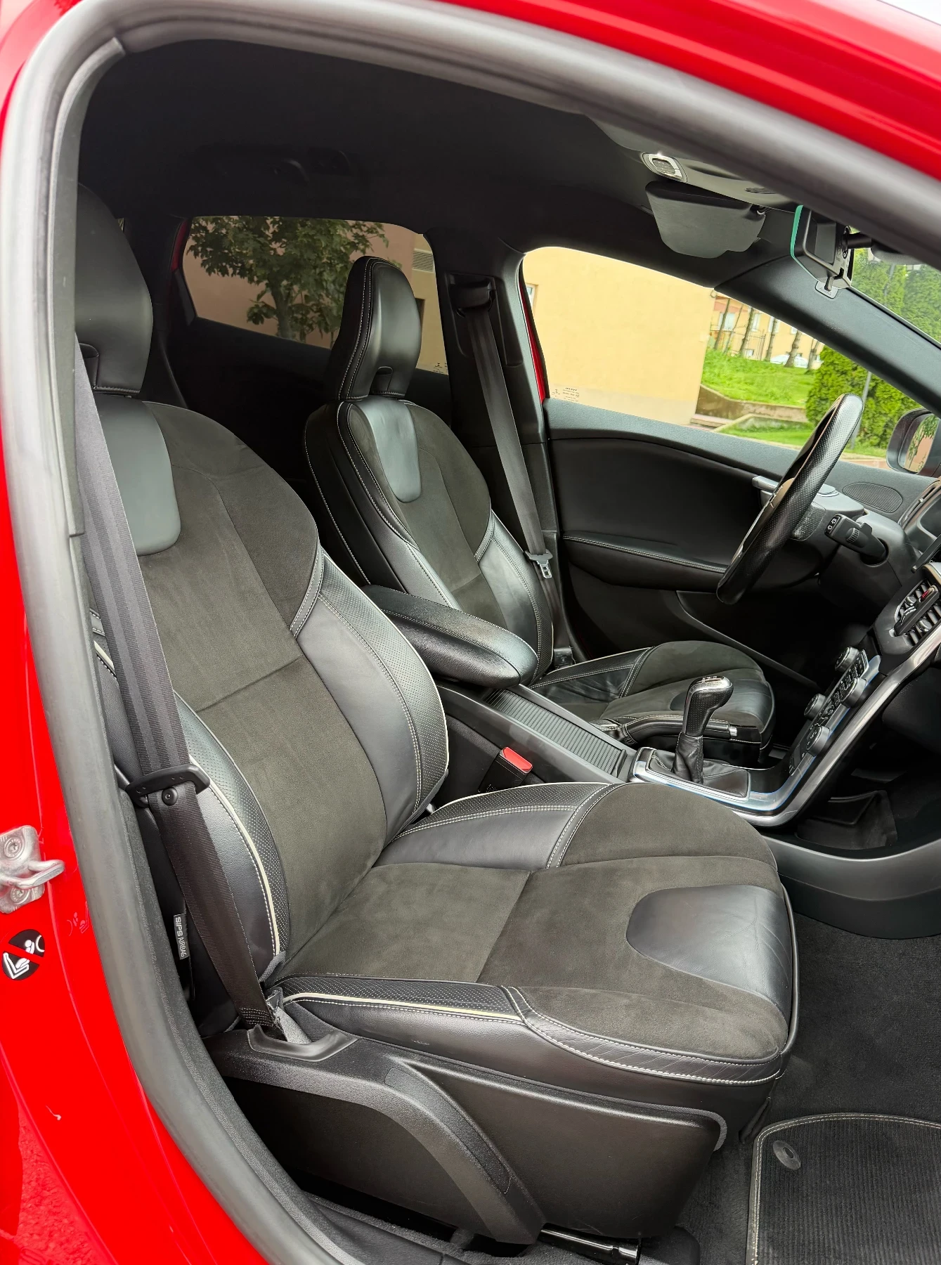 Volvo V40 2.0D D2 R-Design, снимка 10 - Автомобили и джипове - 54644623