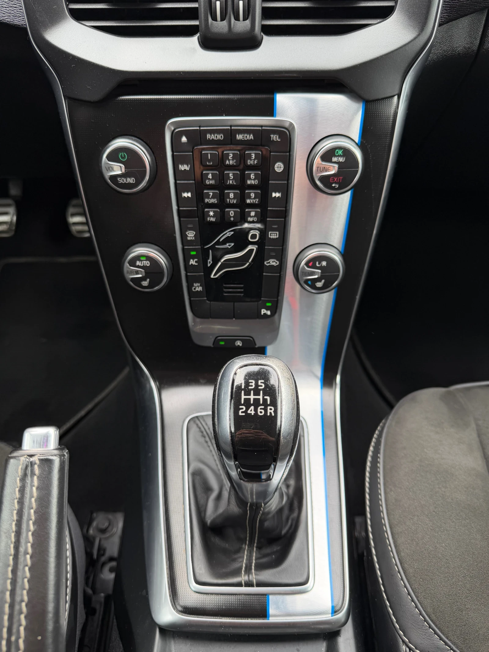 Volvo V40 2.0D D2 R-Design, снимка 12 - Автомобили и джипове - 54644623
