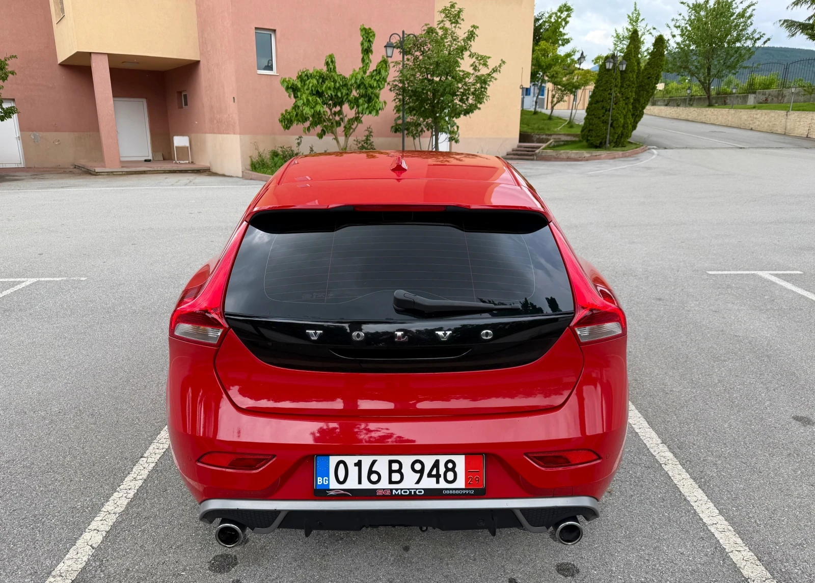 Volvo V40 2.0D D2 R-Design, снимка 4 - Автомобили и джипове - 54644623