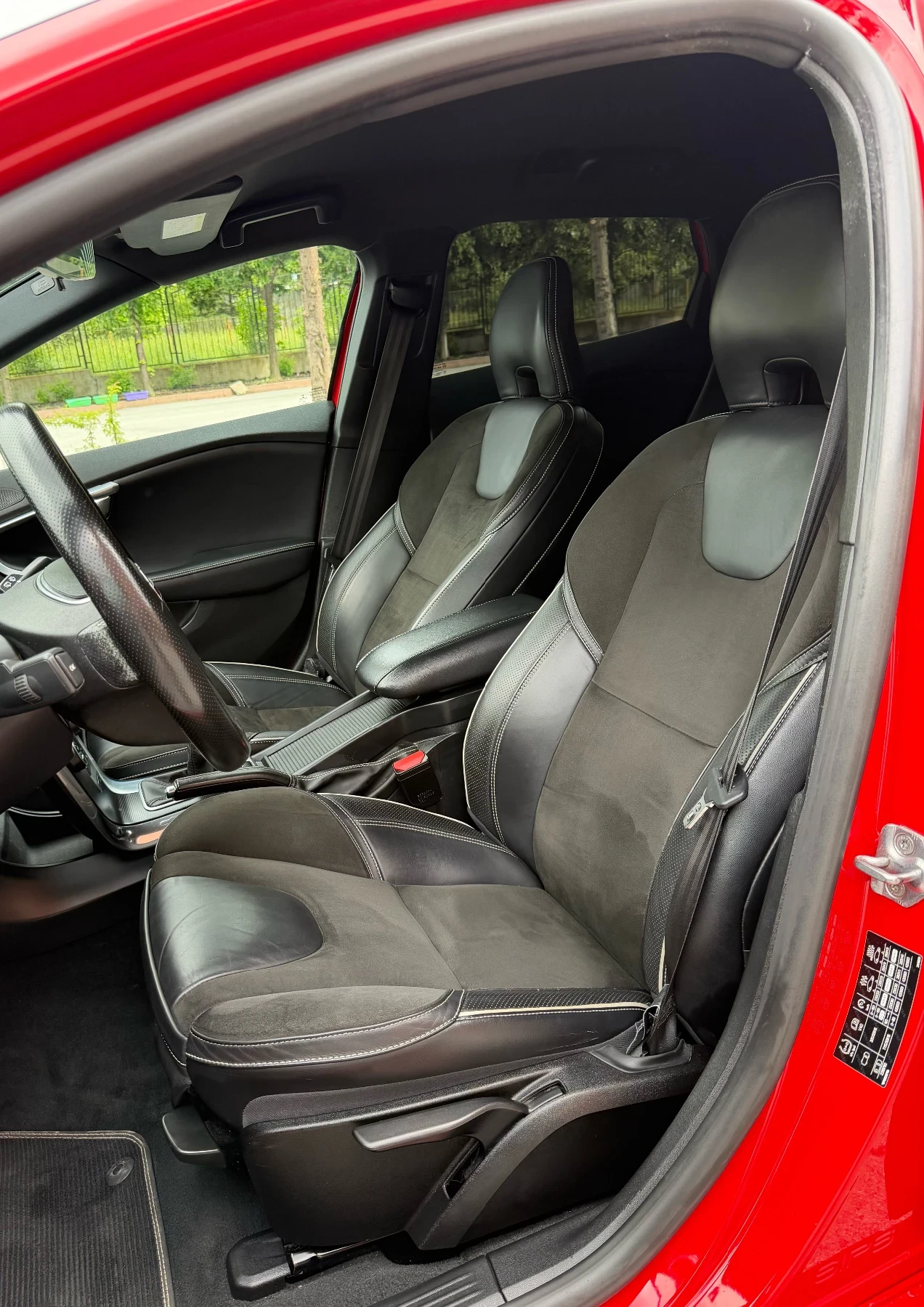 Volvo V40 2.0D D2 R-Design, снимка 9 - Автомобили и джипове - 54644623