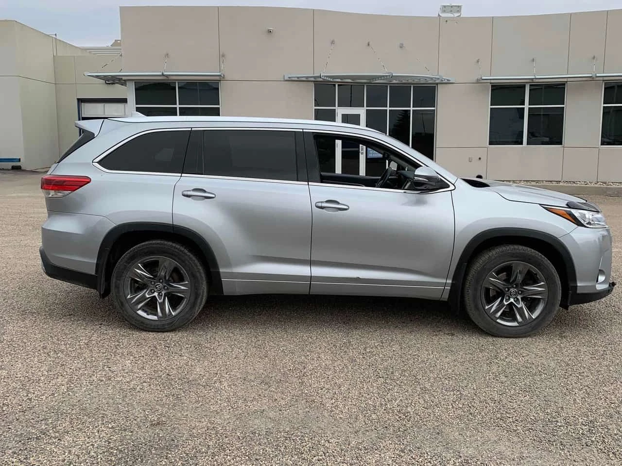 Toyota Highlander * Limited * 2 КЛЮЧА* PANO* KEYLESS* ПОДГРЕВ* , снимка 3 - Автомобили и джипове - 54332027