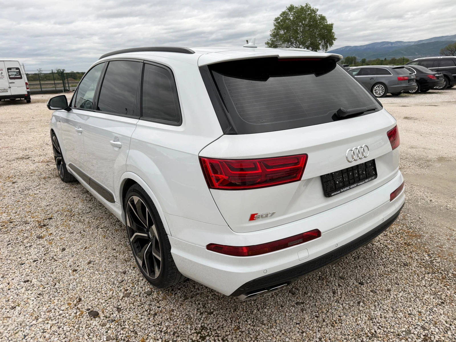 Audi SQ7 4.0 V8T quattro* Matrix-LED* Exclusive* , снимка 4 - Автомобили и джипове - 54724682