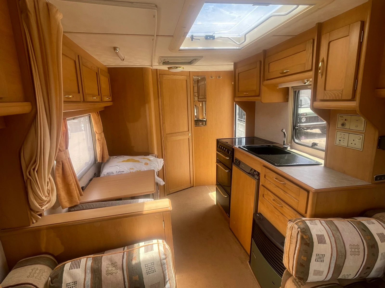 Каравана Eldis Knightsbridge 524, снимка 9 - Каравани и кемпери - 55500905