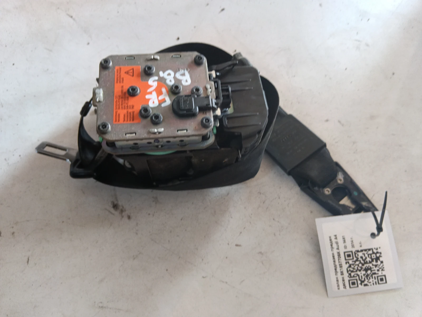 колан предпазен преден десен 8K1857706K  Audi A4