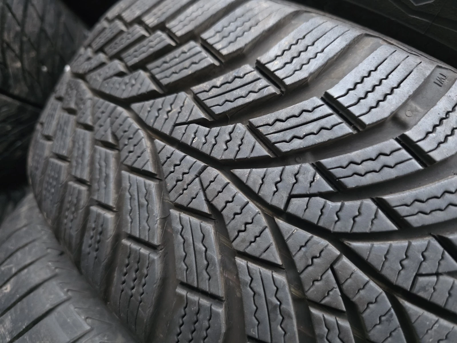 Гуми Зимни 185/55R15, снимка 4 - Гуми и джанти - 56725548