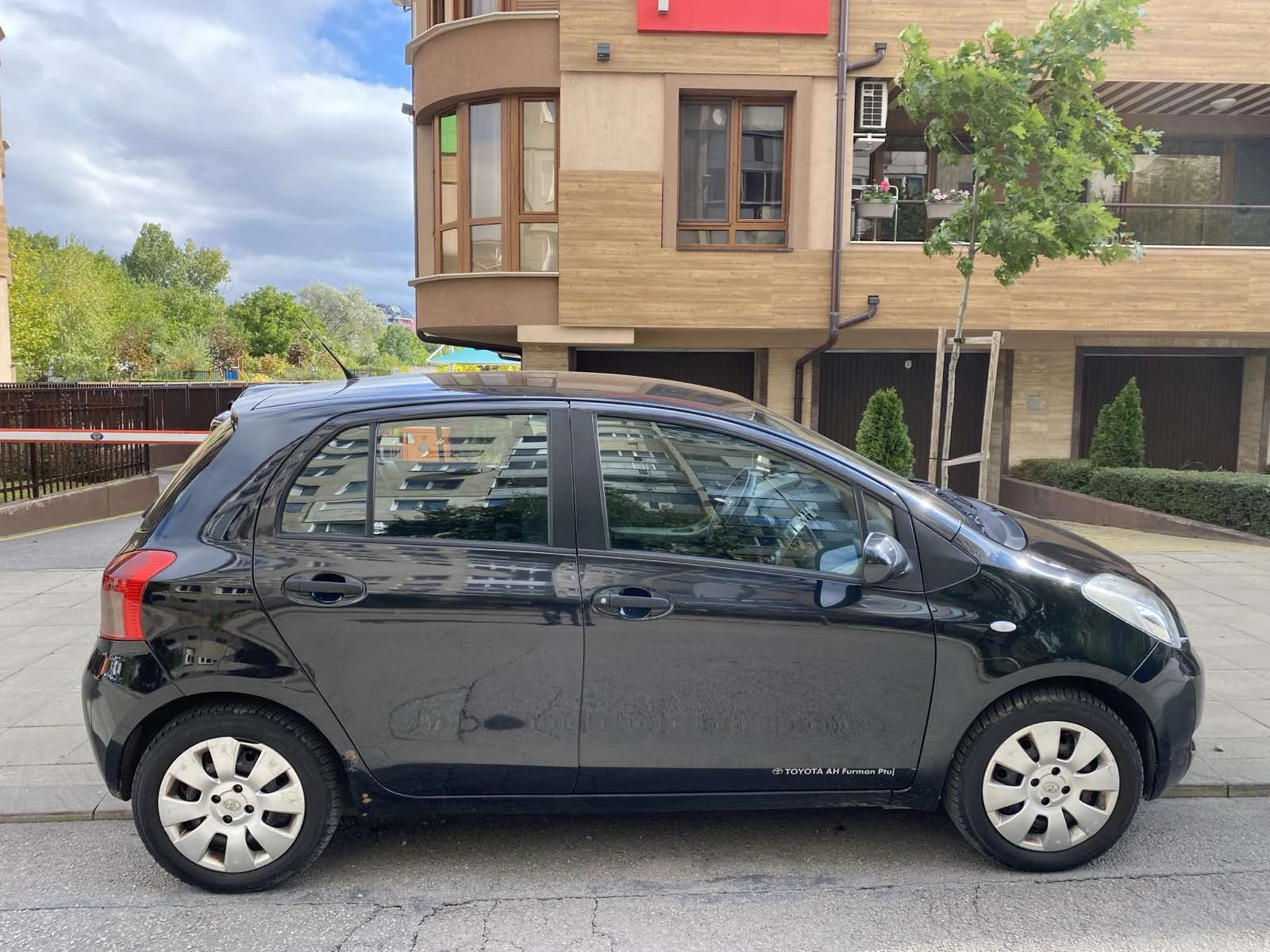 Toyota Yaris Бензин, Отличен - изображение 5