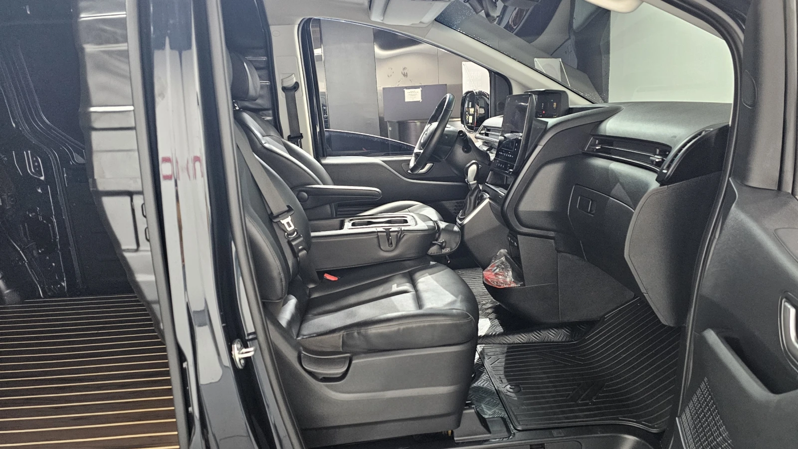 Hyundai Staria Modern* BLIND SPOT* ПОДГРЕВ ВОЛАН* КРАЙНА ЦЕНА, снимка 11 - Автомобили и джипове - 55318964