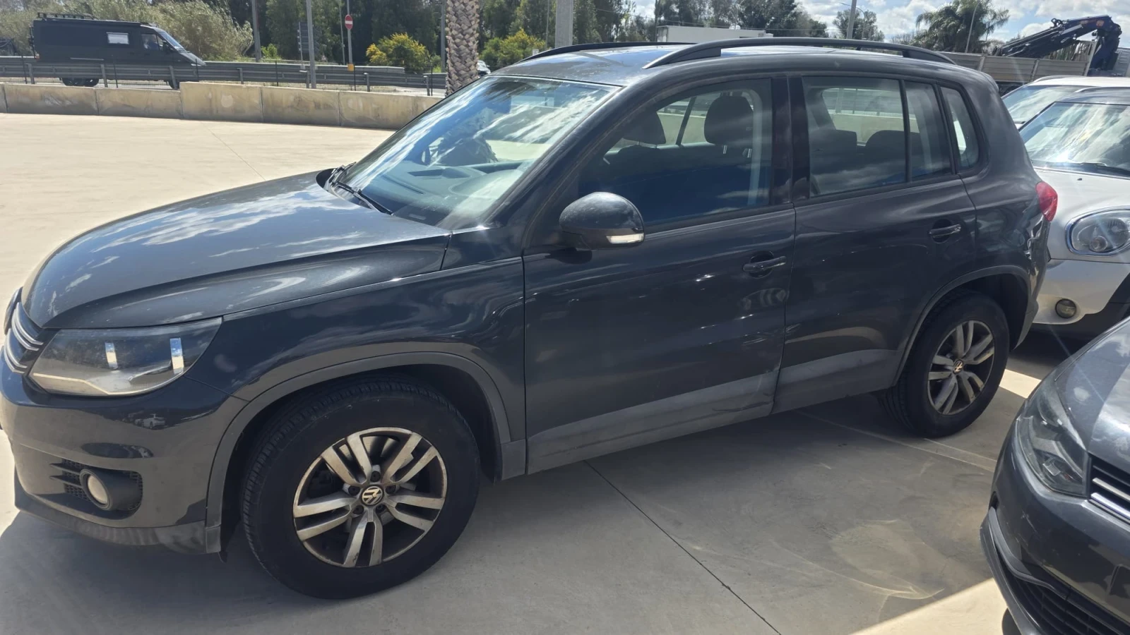 VW Tiguan 2.0 TDI BlueMotion, снимка 3 - Автомобили и джипове - 54228660