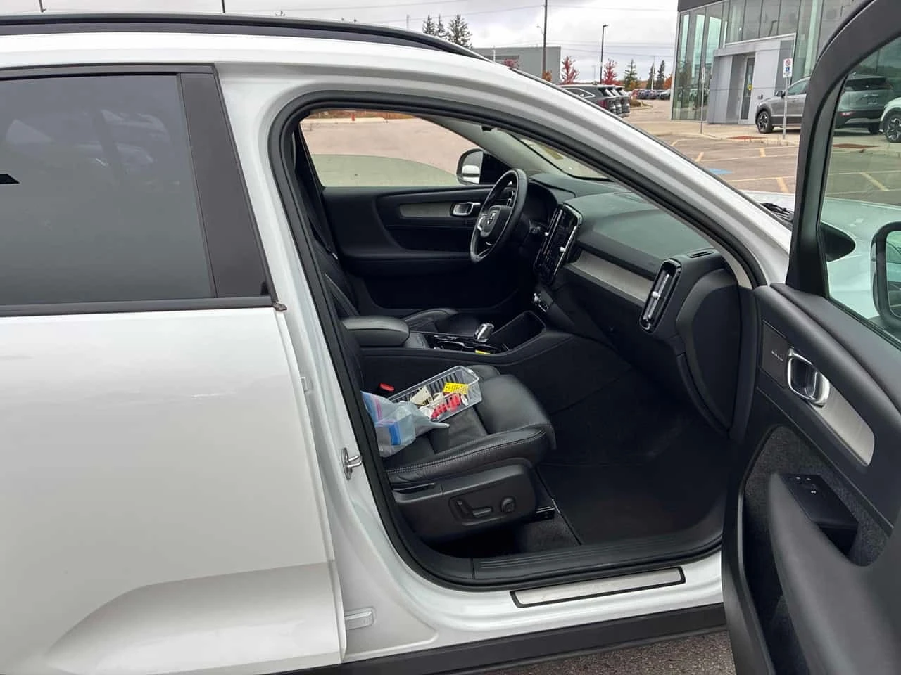 Volvo XC40 * Plus Dark Theme * CARFAX * ЦЕНА ДО БГ, снимка 11 - Автомобили и джипове - 56711018