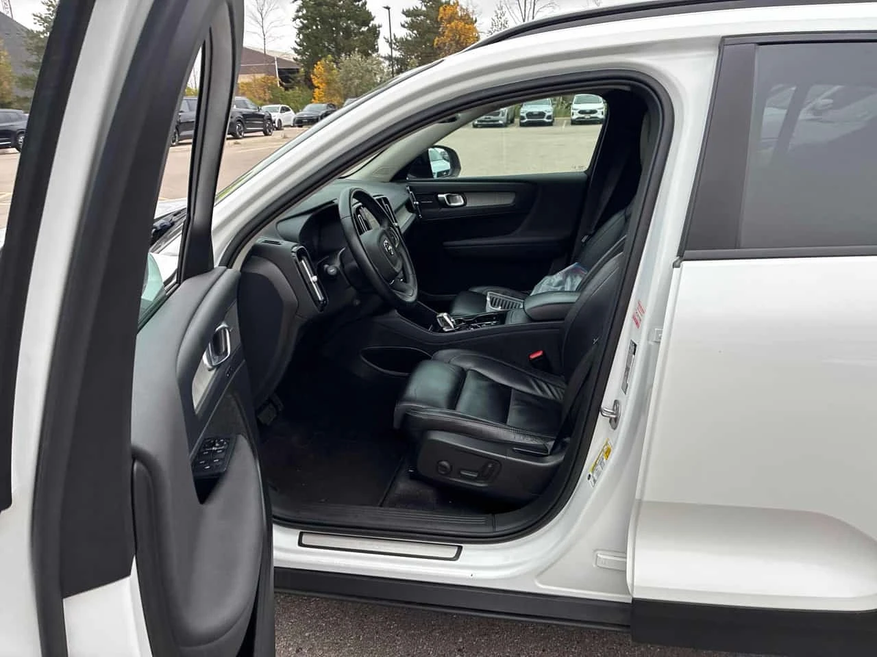 Volvo XC40 * Plus Dark Theme * CARFAX * ЦЕНА ДО БГ, снимка 7 - Автомобили и джипове - 56711018
