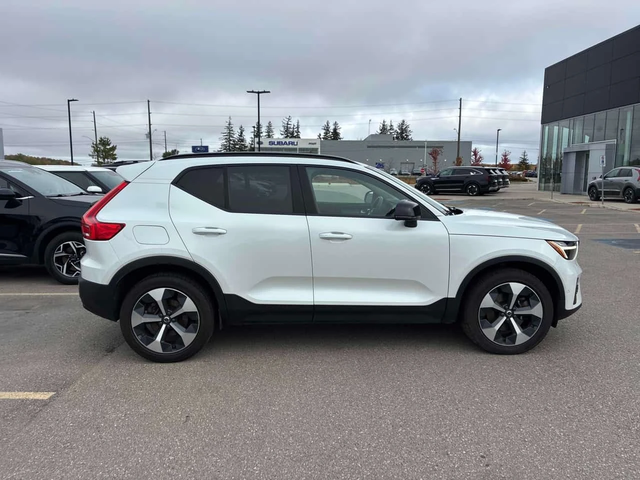 Volvo XC40 * Plus Dark Theme * CARFAX * ЦЕНА ДО БГ, снимка 3 - Автомобили и джипове - 56711018