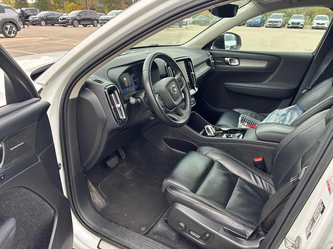 Volvo XC40 * Plus Dark Theme * CARFAX * ЦЕНА ДО БГ, снимка 6 - Автомобили и джипове - 56711018